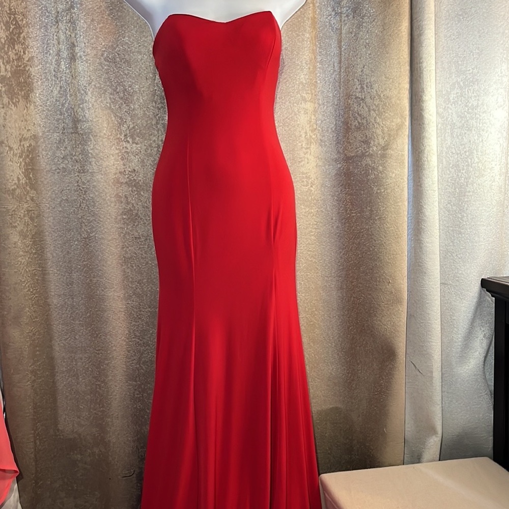 Red gown - Picture 2 of 4